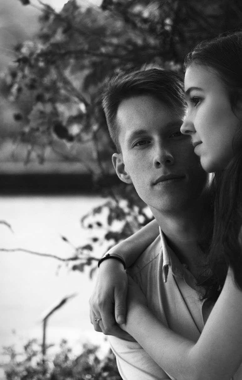 Portrait en noir et blanc d'un jeune couple, tendrement rapprochés