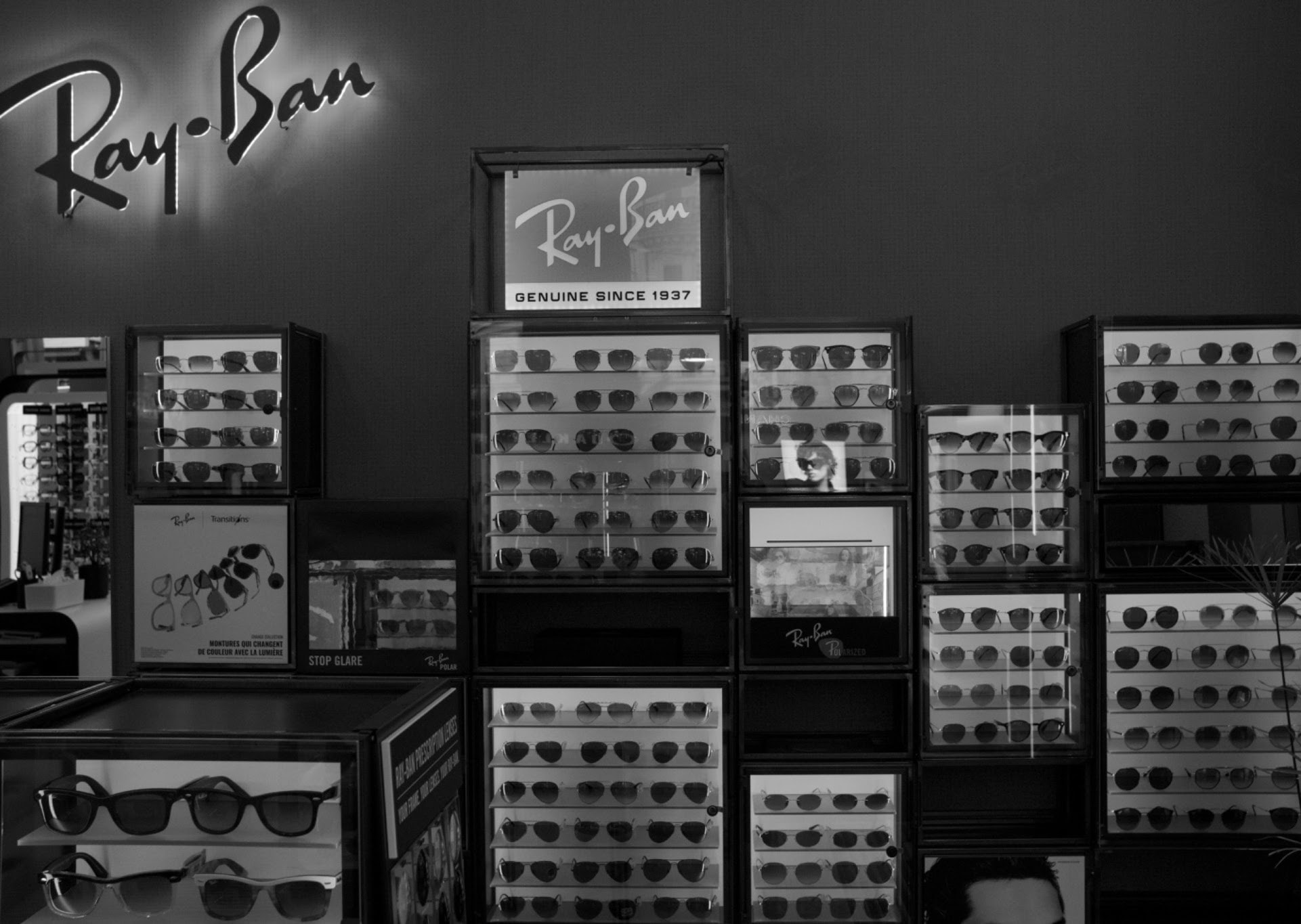 Mur de présentation de lunettes de soleil Ray-Ban dans un magasin