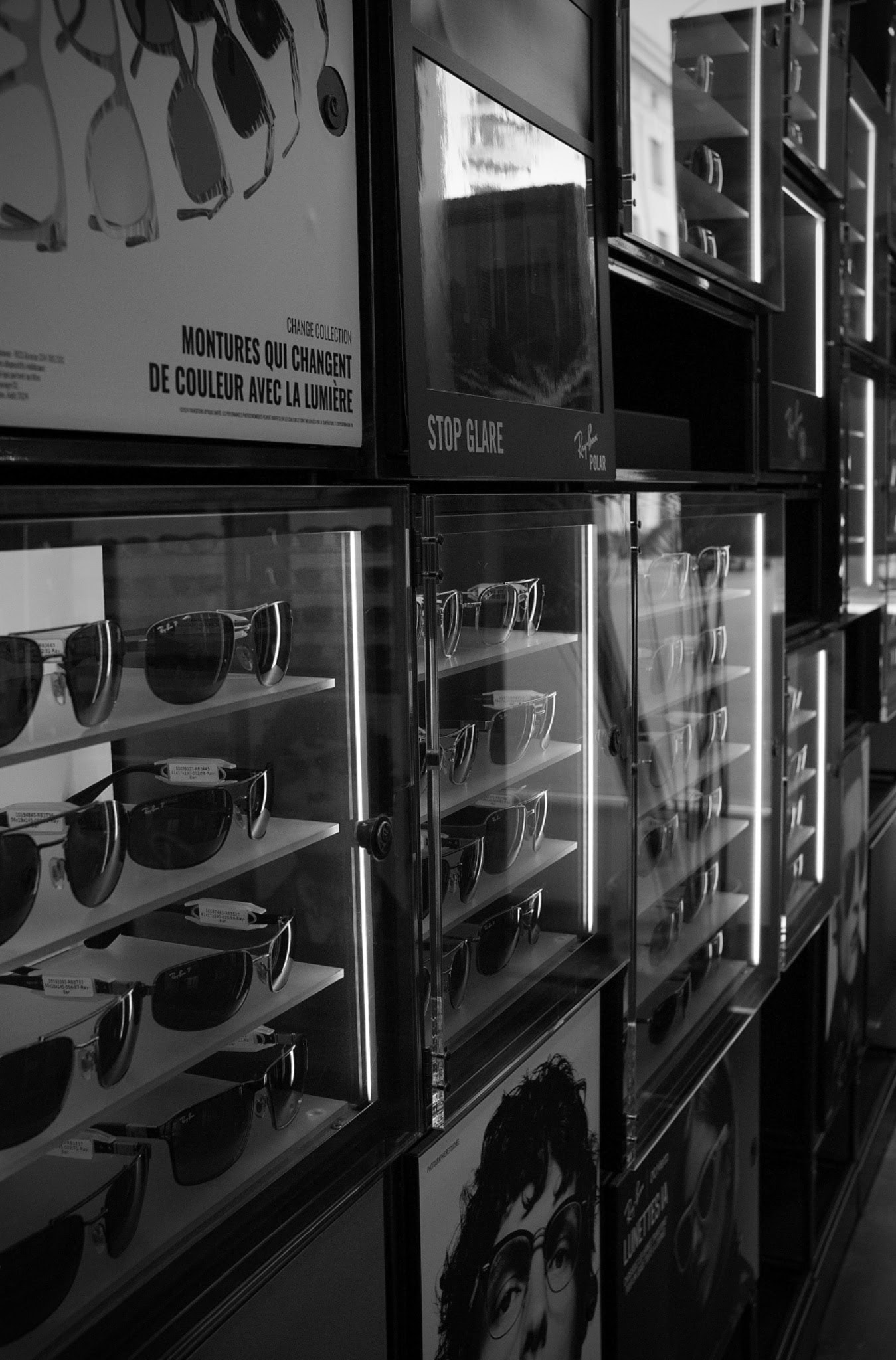 Présentoirs de lunettes de soleil éclairés, en noir et blanc