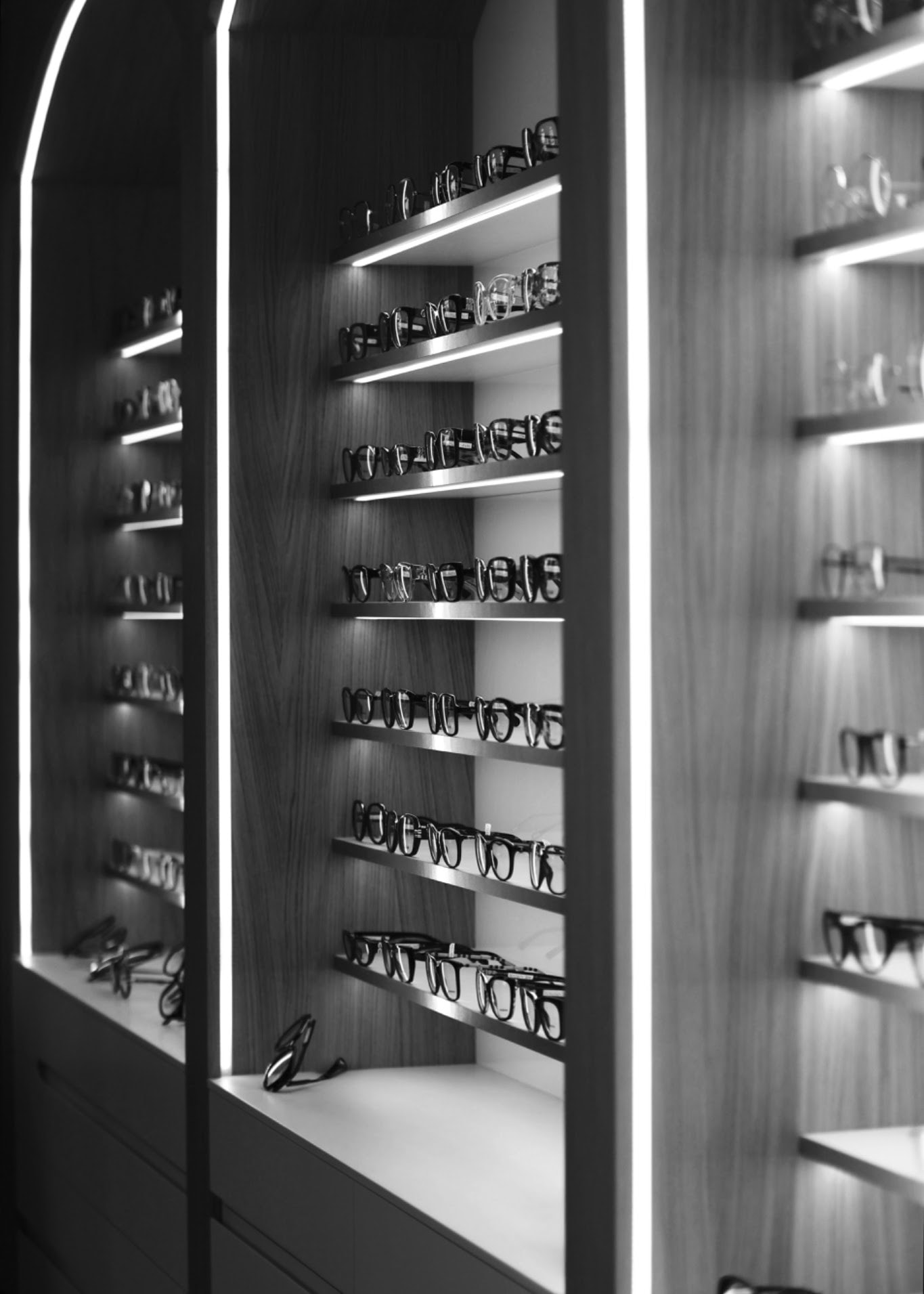 Étagères rétroéclairées présentant des lunettes dans un magasin