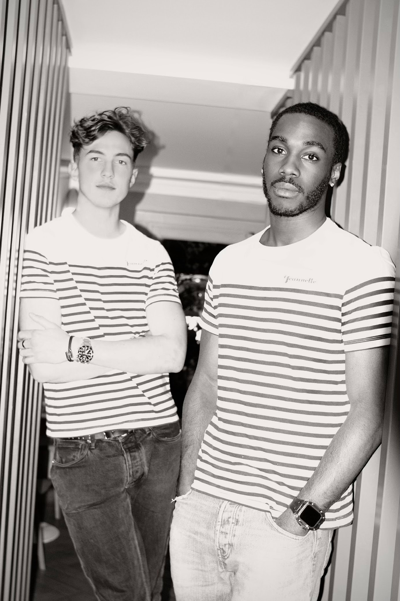 Portrait en noir et blanc de deux jeunes hommes en marinière